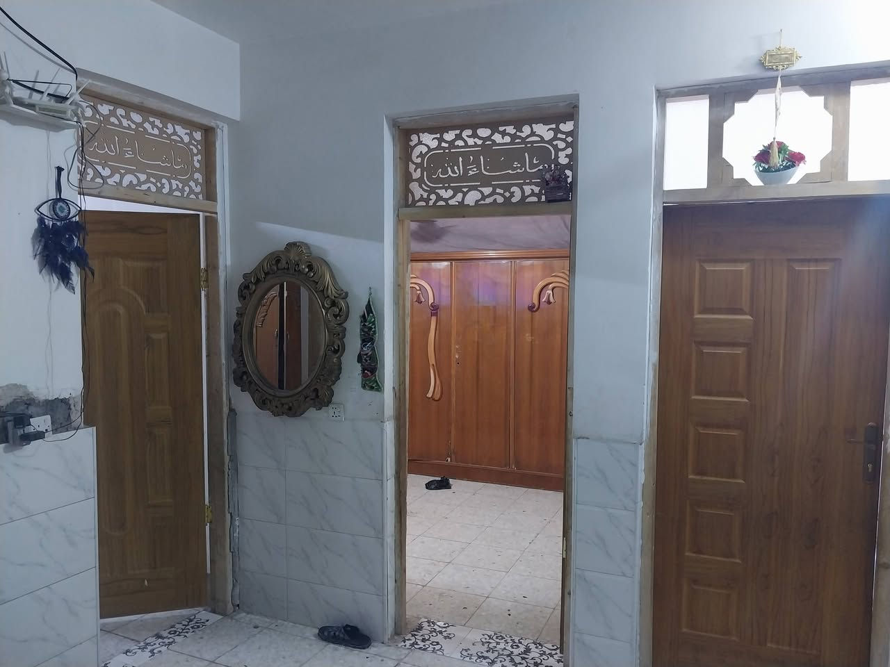 السلام عليكم 
بيت لبيع 
في حي طارق القديم
قرب الملعب الصفر
مساحته ١٥٠ متر مربعه
بيت بناء حديث يحتوي
علي غرفتين نوم
واستقبال 
وصاله ومطبخ 
كما موضح في الصور
***********
@
