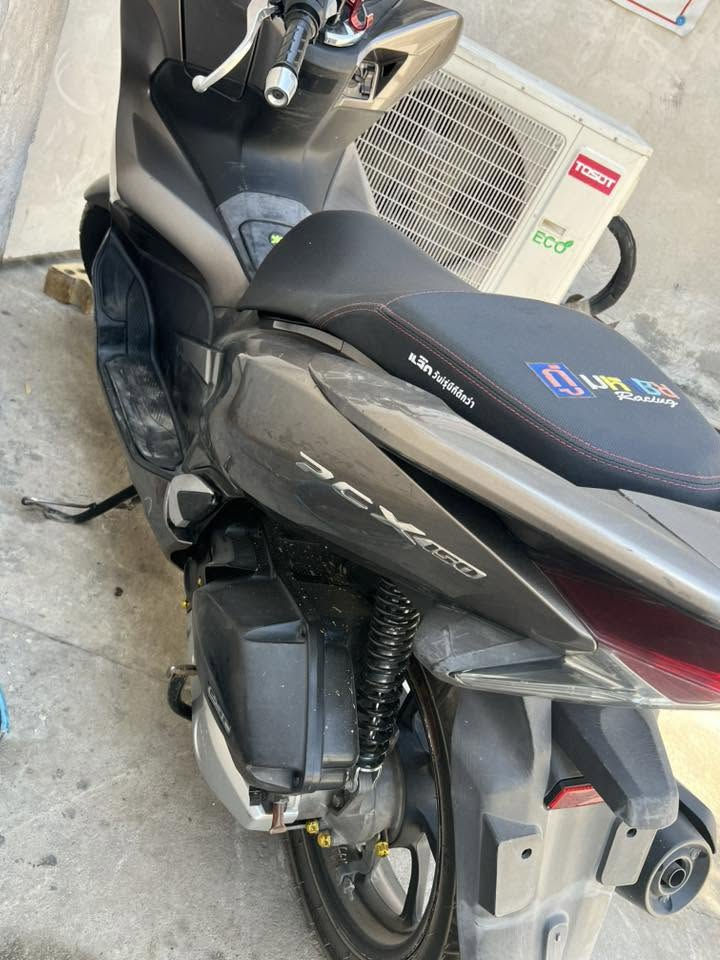 السلام عليكم اخوتي طيبين pcx جيل ثالث 150 ياباني يعني kf  دراجه تخبل محرك مكفول دهن موتل بانزين كله محسن الله شاهد نضافه الكفرات كدام عينكم 80/100 مكانها بغداد 
وهاذا رقمي شراي بي خير ويدلل يشلع عيوني ***********
