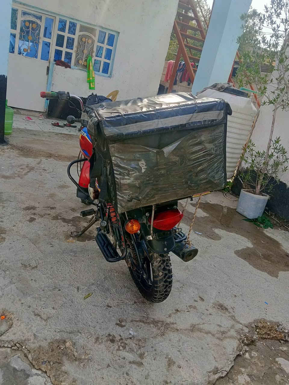 السلام عليكم بوكسر كلاسك موديل 21 اوراق بيهه بس نص ورقة ماكو صار سبوعين من جفتتها وكالة وكور جديد هو وغراضة مكانها زيونة رقمي ***********
