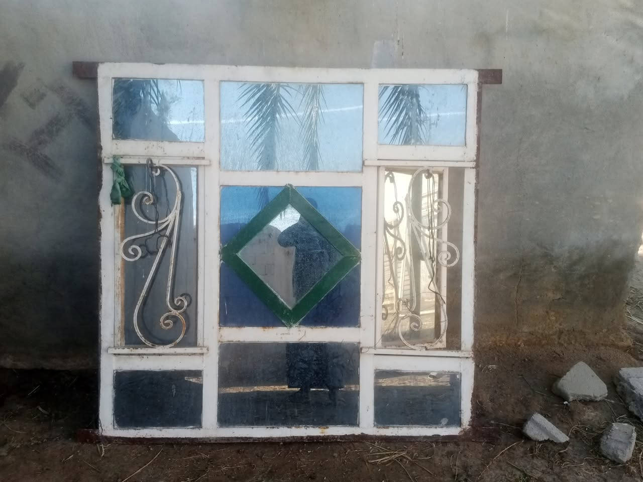 سلام عليكم باب  طلاكه وربع وشباك
لبيع لمكان واسط شحيميه قريه 6 تصل ***********
