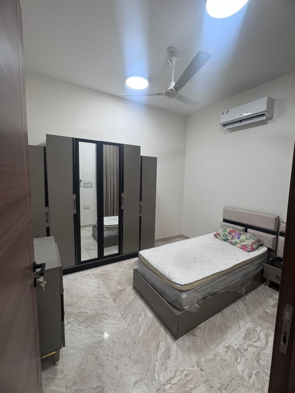 شقة مؤثثة للإيجار في المنصور – حي المتنبي
طابق أول
تتكون من: غرفتي نوم، صالة، مطبخ، وصحيات
موقع مميز ومناسبة للسكن

للاستفسار:
📞 ***********
📞 ***********
