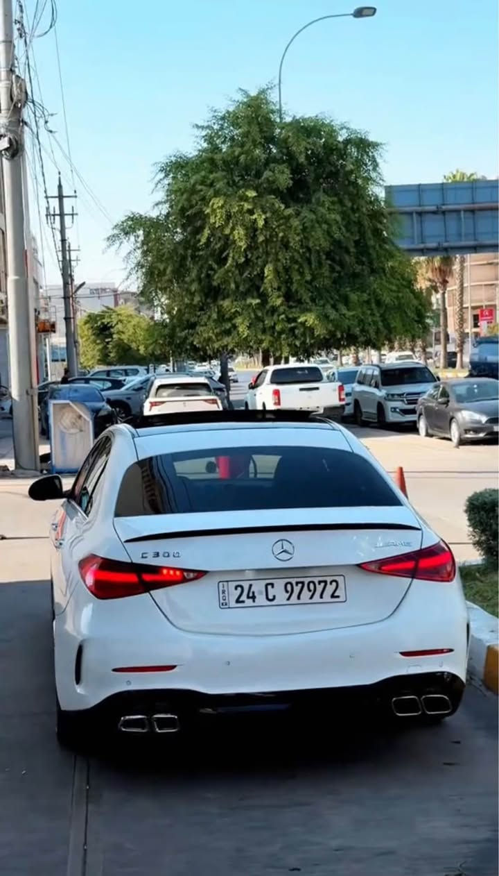 ميرسيدس بينز C300 2025 وارد امريكي
فول فول مواصفات لون ابيض داخل مشمشي 
 كت كامل AMG C63
ماشيه 31,000km
الضر 3 قطع خلفية صبغ وايرباكات سستم شركة وبيها مكانين على شبر شبر صبغ 
السيارة جديدة بدون اي نقص 
مرقمة جديد هزة وفحص وسنويه كله جديد جاهزة من كل النواحي 
السعر 320$ ورقه وبيها مجال بسيط 
الشراي يتصل واتساب 
***********
عنوان السيارة اربيل 
للبيع فقط أربيل, العراق

