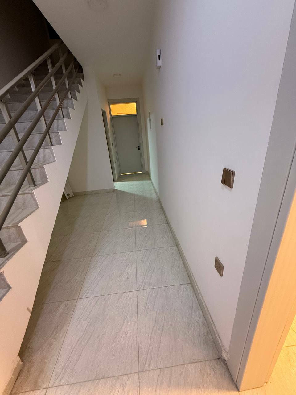 دار للبيع مجمع الزيتون دور الشمس بصف الركن ✅
مشمول بقرض من المصرف العقاري .. 
طابقين
٢٥٢ متر 
3 غرف نوم + صالة + استقبال + مطبخ جاهز + 4 صحيات +حديقة  ..
جاهز للسكن ... للاستفسار  
***********
