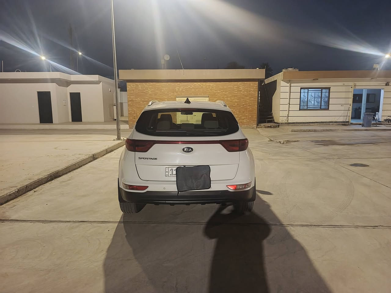 السلام عليكم
سبورتج ٢٠١٧ابيض خليجي
مواصفات عاديه مري شفط
كامره حساسات خلفيه 
تبريد قطعتين
ماشيه ١٦٦ قابله لزياده
السياره كشرها مكفول عده بارد قليل 
محرك ٢٠٠٠ دوش (مفتوح )
عليها ادامه كامله مجاول ونوزلات وفيت بم
السعر ١٧٥وبيها مجال  حك الجيه
هاتف ***********
