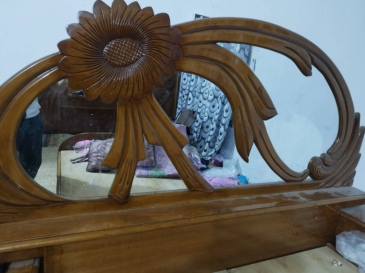 السلام عليكم  غرفة اخشاب عراقيه للبيع
تسكام درجه اولى بس الزاوية مرايتهه نكسرت  يعني تتبدل 
قبل فترة اخذتهه والله مايخسر الياخذهه نظافة فول 
السعر 1400 وبيها مجال  وهذا رقمي ***********
