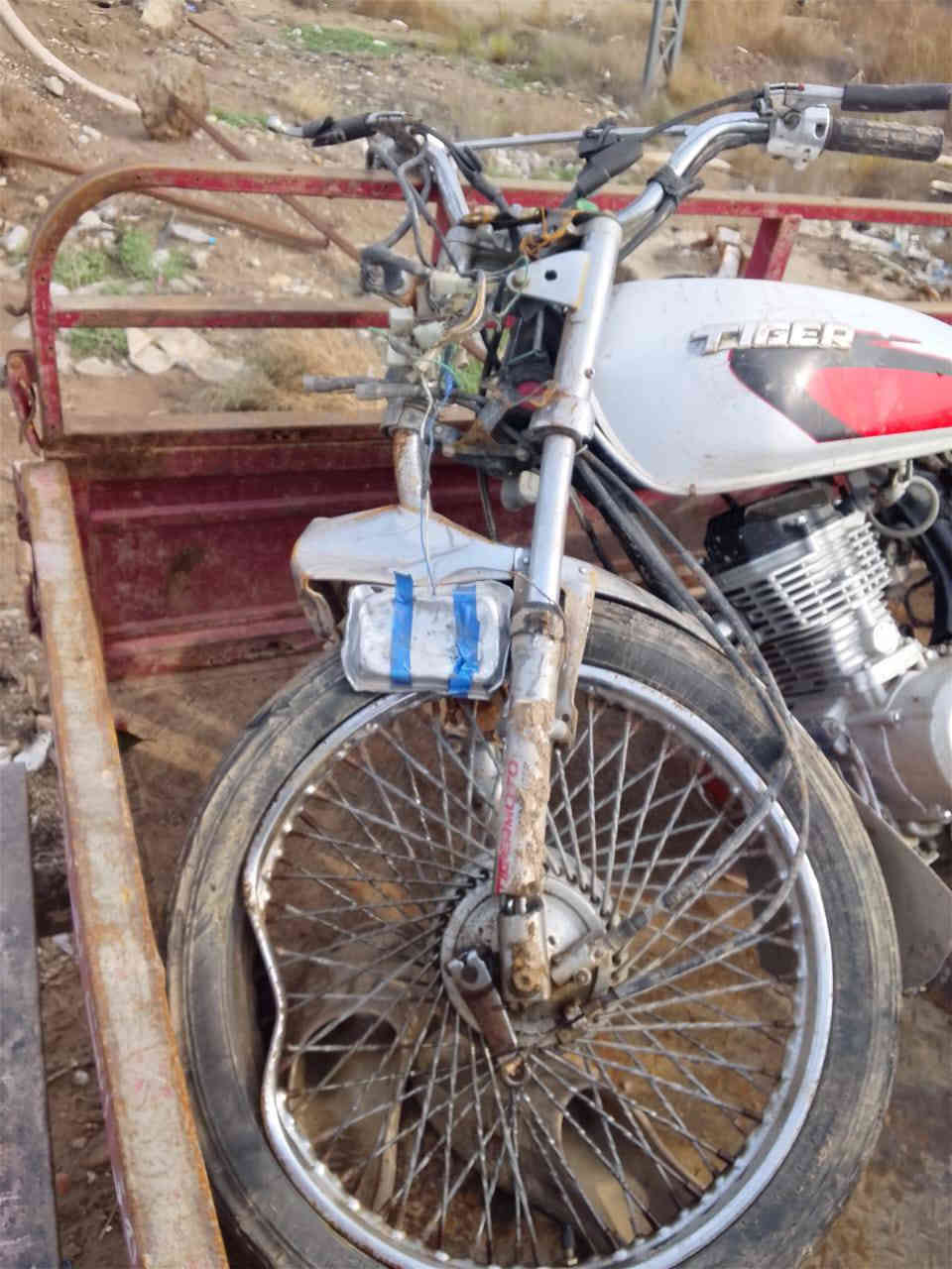 تايكر جديد بس الحادث الجدامك للبيع السعر 250الف العنوان ديالى الغالبية رقم الهاتف *********** صاحب الدراجة
