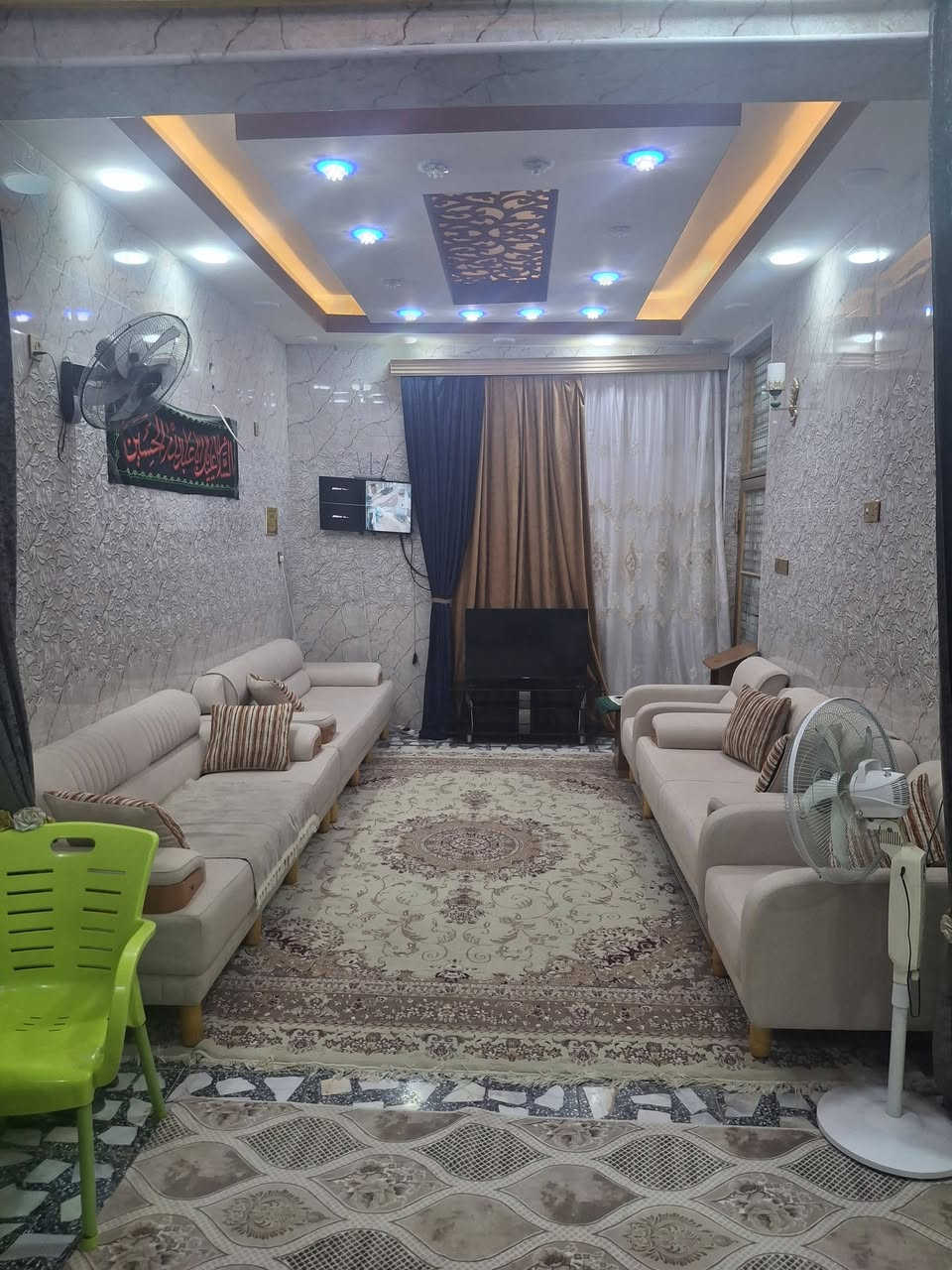 بسم الله الرحمن الرحيم اللهم صل على محمد وال محمد  دار للبيع 100م طابقين بناء حديث طابوق يحتوي على ثلاث غرف نوم وصالتين واستقبال ومطبخ وثلاث صحيات يتوفر جميع الخدمات ماء مجاري كهرباء شارع عرض ٨م تبليط الموقع كربلاء المقدسة حي العباس الفرع الثالث عمود ١٣ قرب مولدة علاء للاستفسار الاتصال على صاحب الدار سيد مصطفى الصافي *********** طابو زراعي ٢٥ اقرار قاضي
