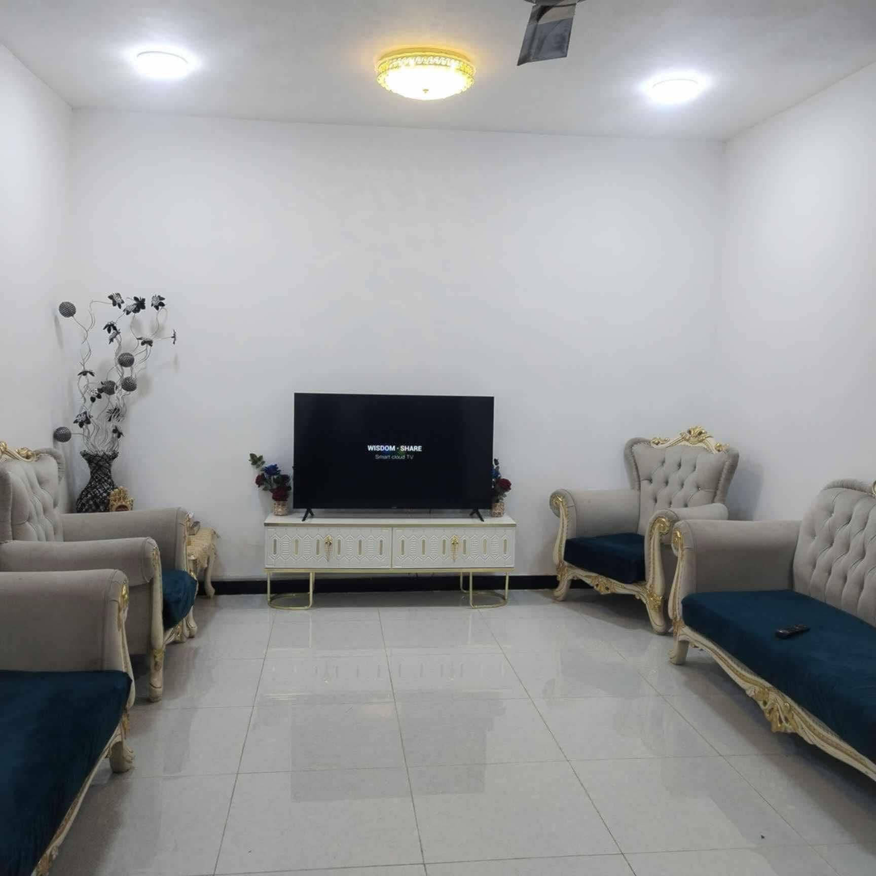 🏡 للبيع بيت مميز في حي المهندسين
 المساحة: 200 متر 
الطابق: طابق ونصف 
🔹 يحتوي على 3 غرف نوم (2 في الطابق الأرضي و1 في الطابق العلوي) 
🔹 استقبال واسع + صالتين + مطبخ 
🔹 البيت نظيف جداً كما هو موضح في الصور 
💰 السعر المطلوب: 250 مليون دينار عراقي 
📑 مطلوب للمصرف العقاري:80  مليون دينار 📞 للتواصل: ***********
