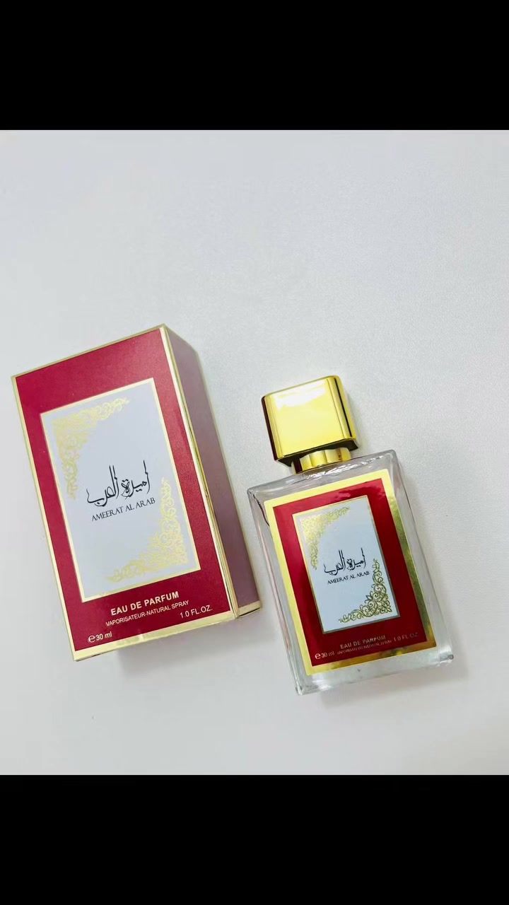 العطر هو أميرة العرب (Ameerat Al Arab)، وهو عطر نسائي فاخر من إصدار شركة لطافة (Lattafa) أو علامتها التجارية الفرعية أصداف (Asdaaf). 
تفاصيل العطر:
نوع العطر: أو دي بارفان (Eau De Parfum).
الطابع العطري: شرقي - زهري يجمع بين النعومة والفخامة.
المكونات العطرية:
الإفتتاحية: الحمضيات والبرغموت.
القلب: المسك الأبيض والصبار.
القاعدة: الياسمين، المسك، الأخشاب، والعود. 
2
يتميز العطر برائحة جذابة تدوم طويلاً، ويأتي بتصاميم زجاجات مختلفة، منها الحجم الصغير (30 مل) الظاهر في الصورة، والحجم الأكبر (100 مل) الذي يشتهر بزجاجته المغطاة بالمخمل الأحمر. 
 #متفاعل #موضه #مشاهير_العرب #مقاطع #ماركات #وصفات_لذيذة #وارداتی #ورق3d #وصفاتي #وصفات_طبخ #وجع_قلب #هدف #هایده #هجوله #قناة_هاشتاك_على_تلي_Qigs7  #هل_تعلم #هي_وبس #هشتاقات #تذكير #تفاؤل #تسريحه #تابلو #تاج #دعم #تفاعل #لايكات #كومنت #كومنتات @الجميع


**إذا كنت صاحب هذا الإعلان وتريد حذفه لأي سبب، رجاءا أرسل رسالة إلى الدعم الفني**