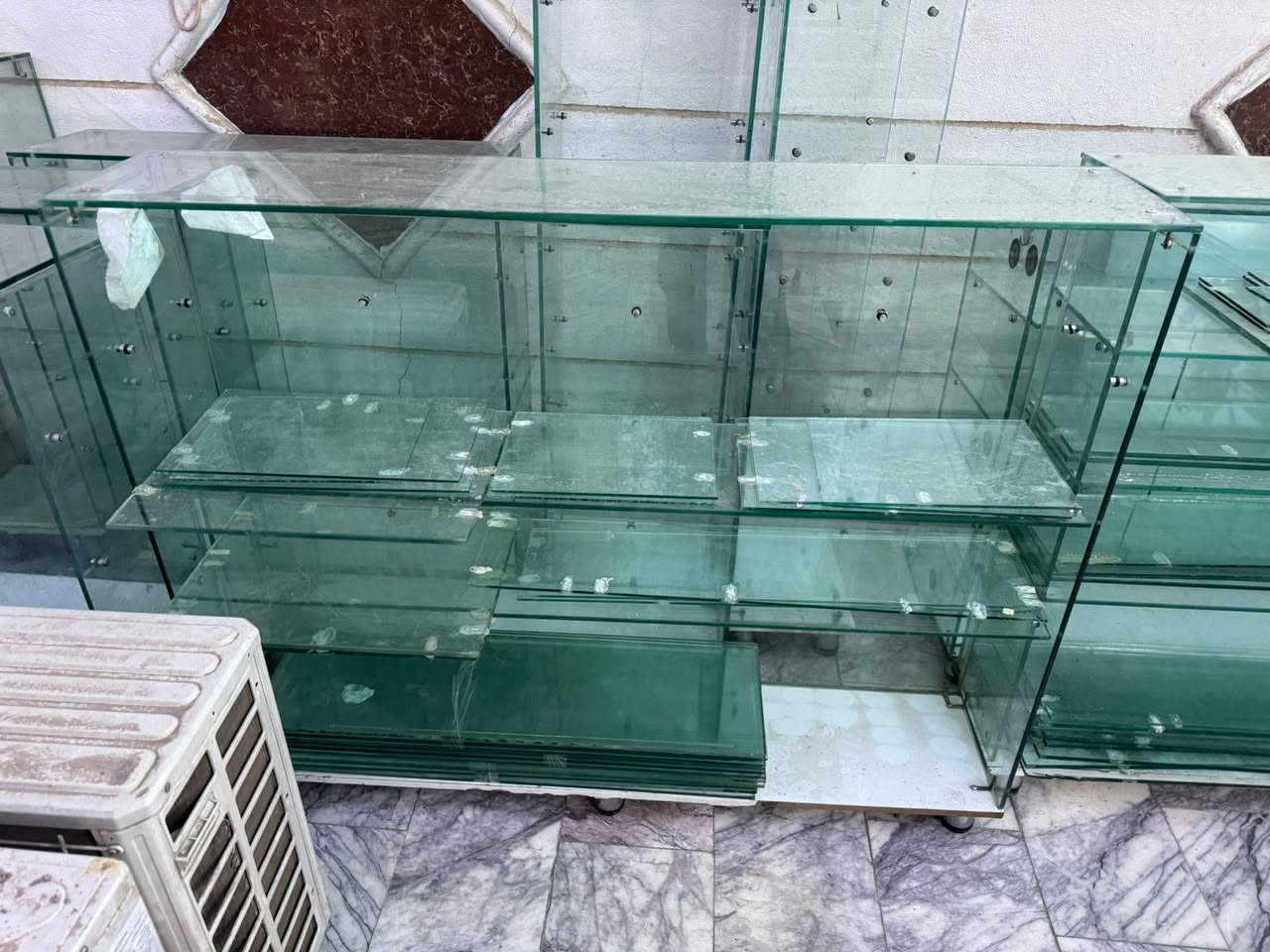 رفوف صيدليه الوحده ب80 كبار وصغار وحده تشيل الثانيه نوع الجام ابو العشره ملم الثكيل مكاني بغداد الدولعي ***********
