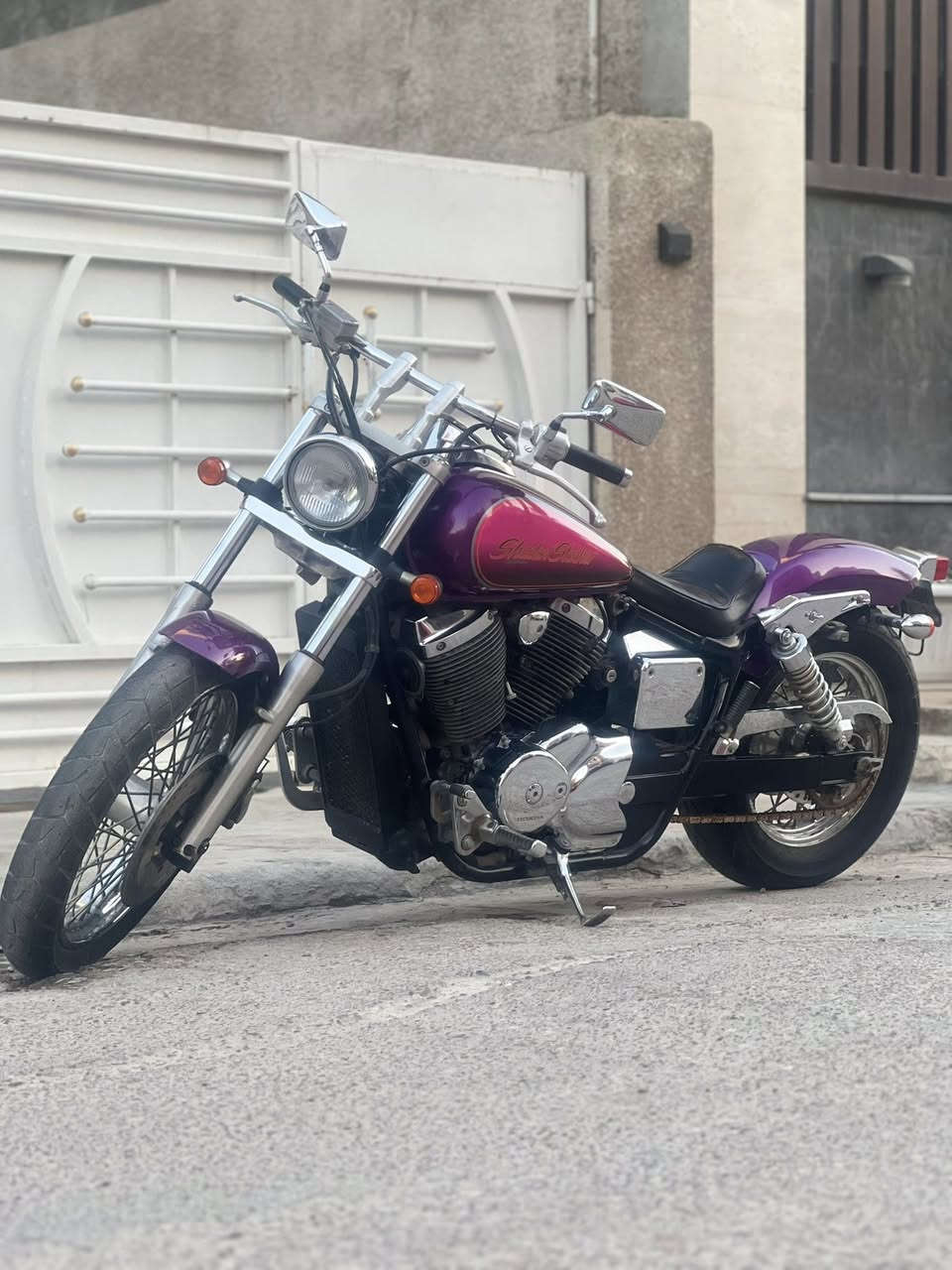 هارلي شادو سلاشر 2006 
 
ماشية 13 الف كيلو
كلشي بيها على وضع الشركة من المحرك والكير والضفيرة حتى المفتاح الاصلي والاحتياط
واكعة حديدة على التانكي وصايرة بي ضربة تحتاج تعديل صغير
مابيها اي زنجار بالتانكي محركها ناعم شلعة 1 2 3 بطناش 
   مكاني بغداد 
*********** للتواصل
