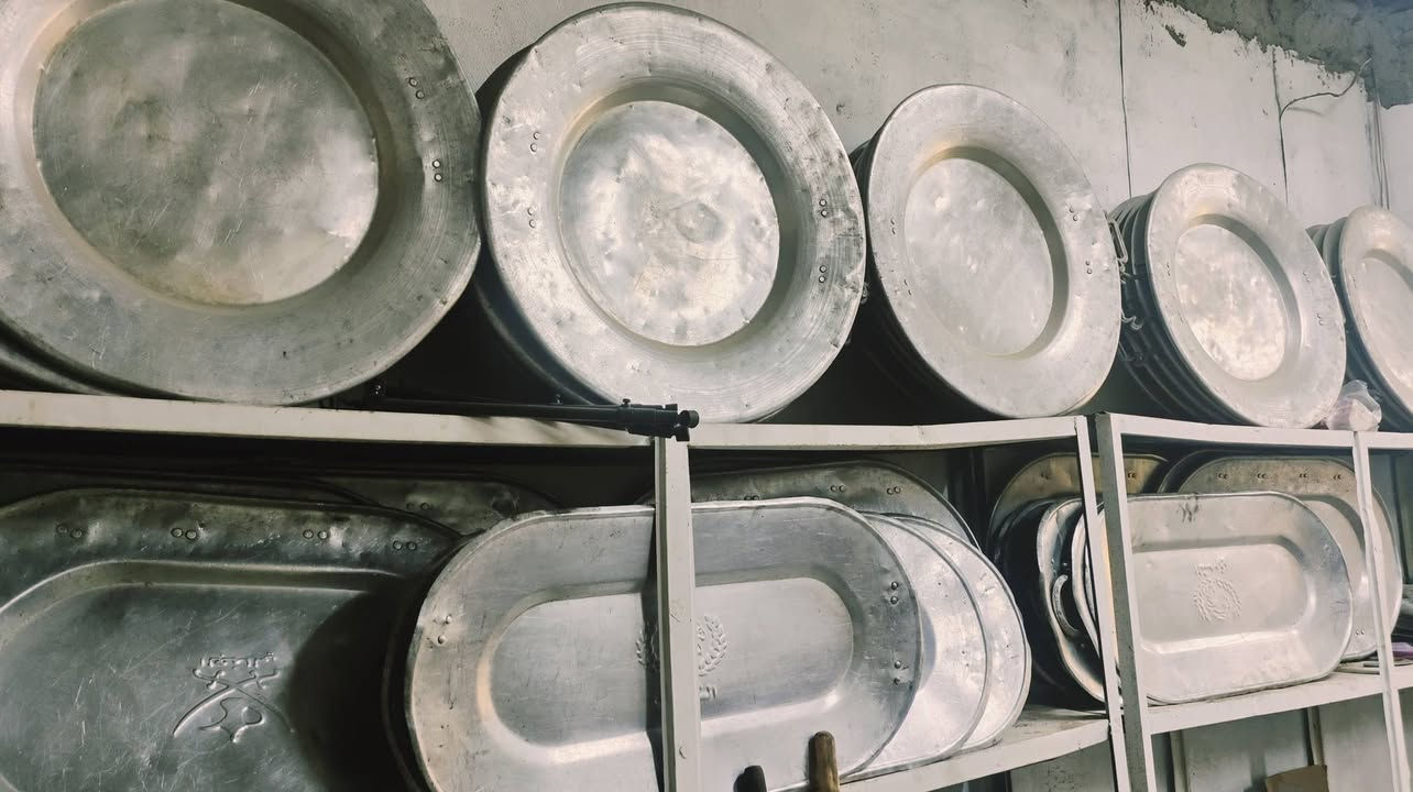 ٢٥ميز اخضر
٤جدوره عراوي قياس٩٥ 
طباخات عدد ٨
صواني عدد  ٥٠ دائر ومستطيل ثقيل
ابيع شلع مابيع مفرد بغداد العبيدي
للاستفسار ***********
