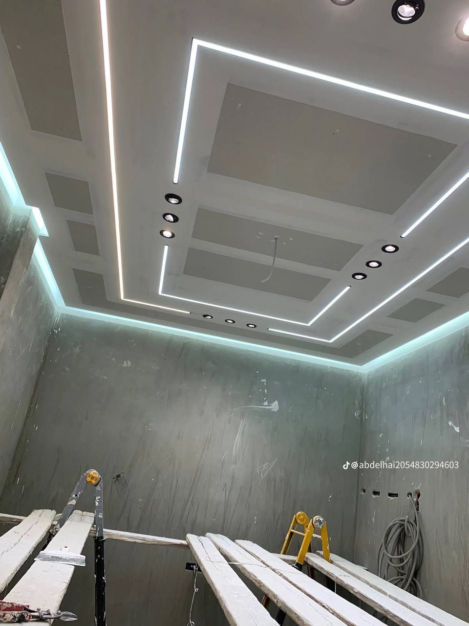 🙋🥳أنواع شغل الجبسن بورد الداخلي
أسقف جبسن بورد
سبوت لايت + إضاءة مخفية (LED)💡
أشكال حديثة (مربعات، دوائر، خطوط مستقيمة)
كلاسيك بنقوش ناعمة
جدران ديكور
جدار تلفزيون (TV Wall)📺
رفوف جبسن بورد مع إنارة
فواصل بين الصالة والسفرة
غرف النوم😴
خلفية السرير
أسقف هادئة بإضاءة دافية
دمج الجبسن مع خشب أو مرايا
المجالس والصالونات
تصاميم فخمة
كرانيش جبسن
أشكال تراثية أو مودرن
وكأننا نشتغل ببيتنا مو بيتك 👷
🔹 مميزات الجبسن بورد
✔ شكل أنيق
✔ سعره مناسب
✔ ينفذ بسرعة
✔ يخفي الأسلاك والعيوب
واتساب 📲***********📲
خلي بيتك يرجع دافئ اوجميل 
القمه لؤن بيتك اغله شي
