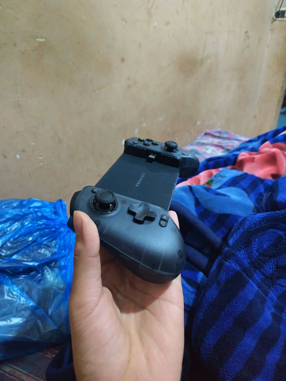 الخيار الأول: حماسي وجذاب (للألعاب القوية مثل Warzone و PUBG)
العنوان: حوّل موبايلك لجهاز Console احترافي مع RedMagic Shadow Blade 2! 🎮🔥
​لو بتدور على السيطرة الكاملة في ألعاب الـ FPS أو الـ Racing، الدراع ده هو سلاحك السري. انسى تعب اللعب على الشاشة ومشاكل التأخير!
​ليه تشتري RedMagic Shadow Blade 2؟
​استجابة لحظية: اتصال مباشر عن طريق Type-C (صفر لاج)، يعني الطلقة بتطلع في وقتها.
​وداعاً للانجراف (Drift): الأنالوج بتقنية Hall Effect يعني دقة خرافية وعمر طويل جداً.
​تحكم كامل: أزرار خلفية قابلة للبرمجة عشان تعمل (Jump & Aim) في نفس اللحظة.
​تصميم مريح: يد مريحة جداً للجلسات الطويلة، وشكل "جيمنج" بامتياز.


**إذا كنت صاحب هذا الإعلان وتريد حذفه لأي سبب، رجاءا أرسل رسالة إلى الدعم الفني**