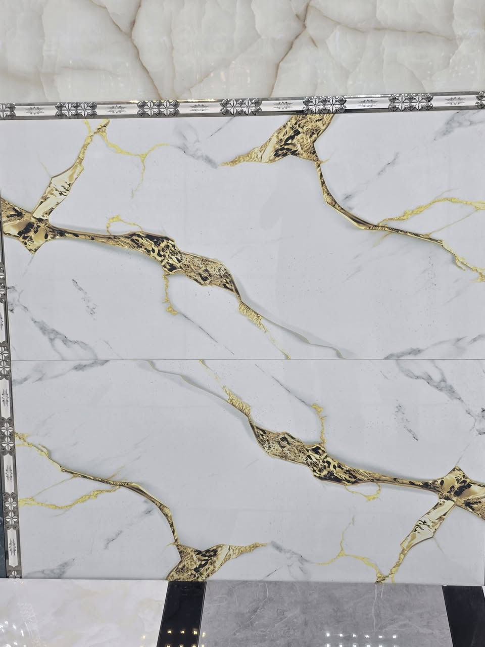 ✨ لوح بورسلين هندي فاخر ✨
📏 قياس 60×120 سم
🔸 تصميم عصري يناسب أرقى الديكورات
🔸 جودة عالية ومتانة تدوم لسنوات
🔸 مناسب للأرضيات والجدران (صالات، مطابخ، حمامات)
🔸 مقاوم للرطوبة وسهل التنظيف
💰 السعر بأسعار الجملة – مناسب للجميع
🏢 معرض الزهراء للسيراميك والبورسلين
📍 أفضل الأنواع وأحدث التصاميم
📞 للتواصل: ***********
