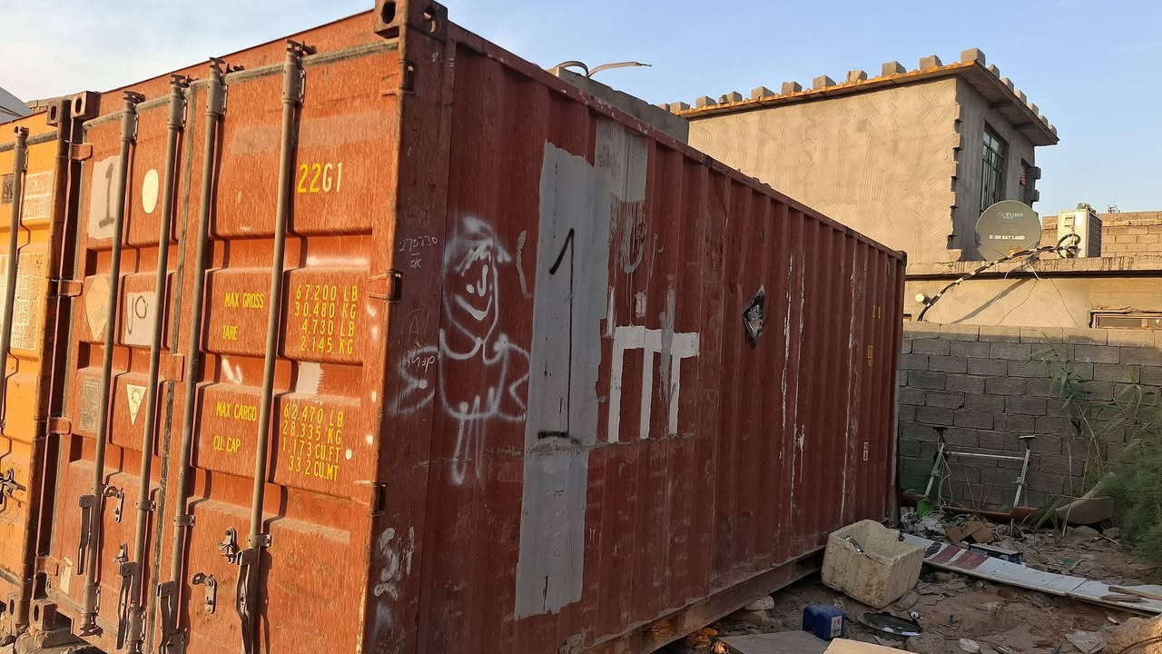 السلام عليكم
حاوية ٦ متر مكان بغداد نظافة جيدة 
الاتصال على ***********
