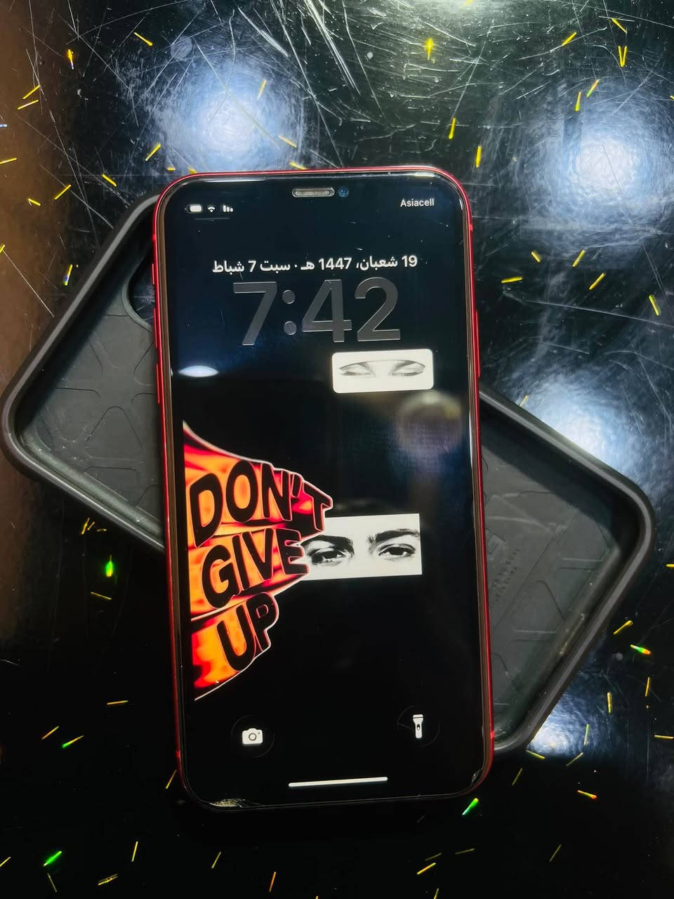 سلام عليكم ايفون 11 للبيع مبدل بطاريه فقط والباقي مكفول من كلشي وهذا خط صغير يم الكامره مامبين ما يئثر والشاشه نضيفه الجهاز نضيف فيس ايدي شغال بدون ملحقات عنواني ميسان شارع دجلة *********** عمارة, ميسان
