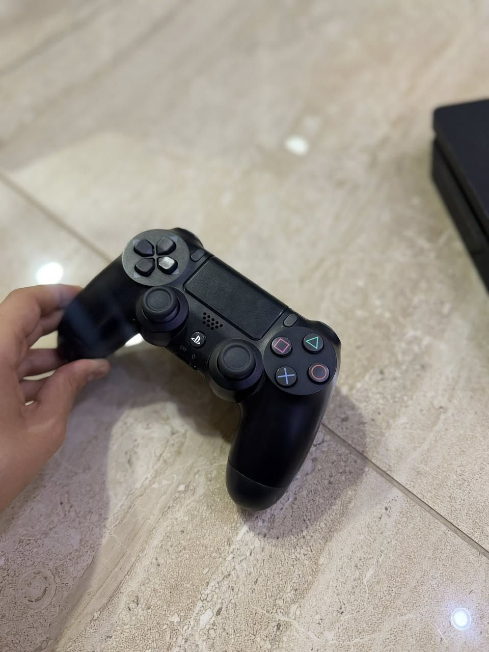 سلام عليكم
بلي 4 سلم ذاكرة 500 نظامة 13.50
غير مفتوح مع يد تحكم عدد1 
وقرص gta5 هدية 
السعر 210 
يتوفر توصيل 
***********
