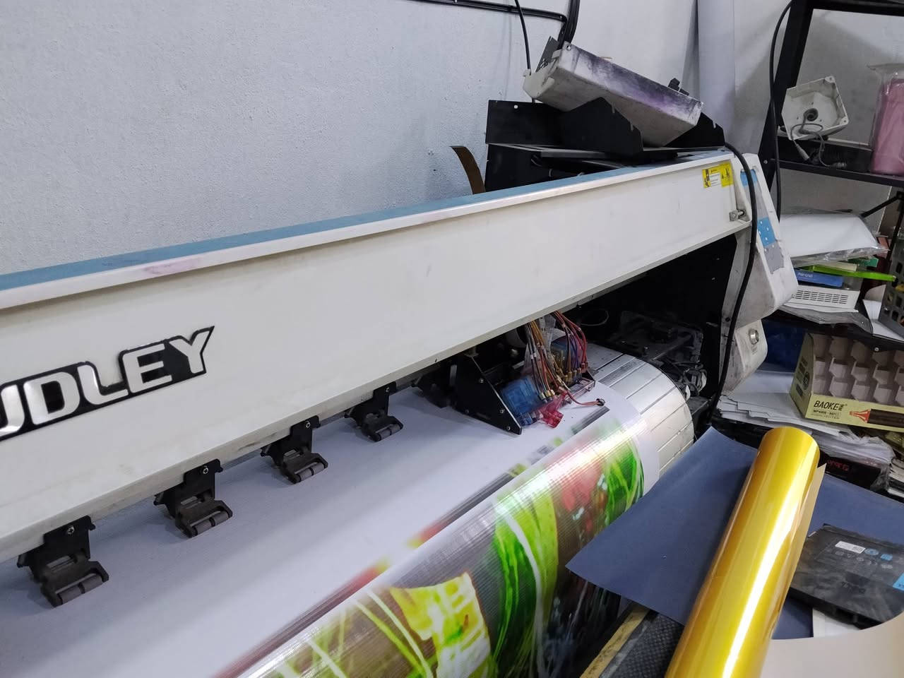 غراض مطبعة للبيع تحتوي على طابعة ليزرية اسود وابيض نوع برذر وايضا جهاز co2 ليزر وجهاز uv  خاص للاختام وايضا شاصي طابعة اودلي xp600 نظيف جدا فقط شد بوردات وهيد تصير شغاله الي يحب يشتري يتواصل على الرقم ***********
