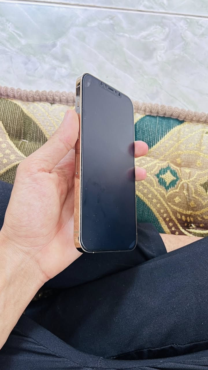 إسلام عليكم  للبيع ايفون 12 برو ماكس
الجهاز وضع الشركه شرط حاسبه وهاء 
ذاكره 256 
بطاريه 87 لا تكلي مرفوعه الجهاز بلادي 
الجهاز كامل ملحقات 
انطيك بيه ضمان وين ماتريد تفحص 
السعر خاص 
الاتصال / ***********
