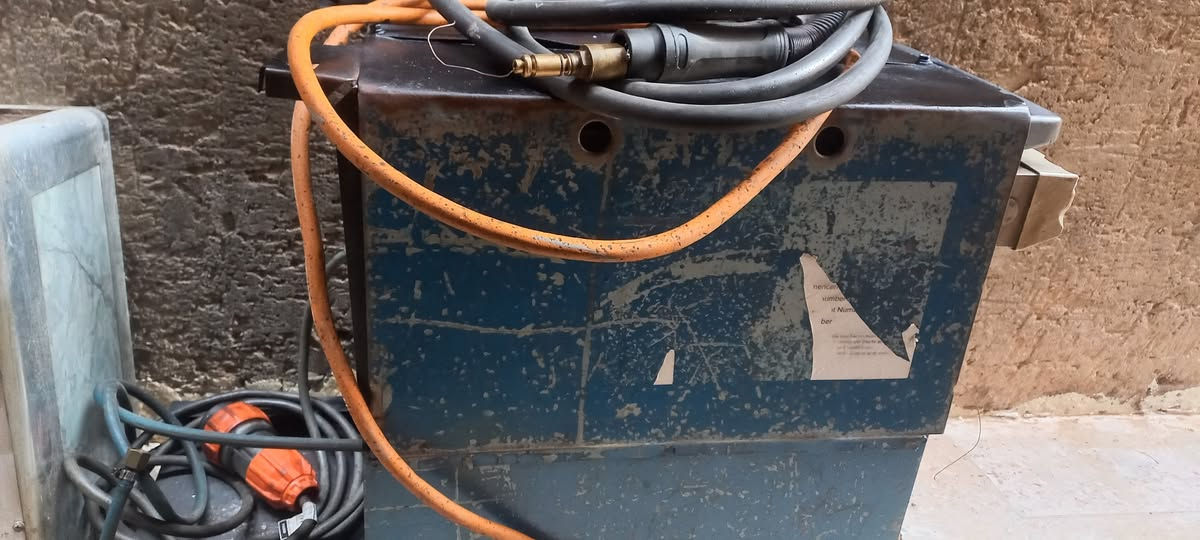 السلام عليكم للبيع ماكنة لحام مك CO2سيم ٢٧٥امبير 3فيز صناعه استرالي اوربيه نضيفه***********
