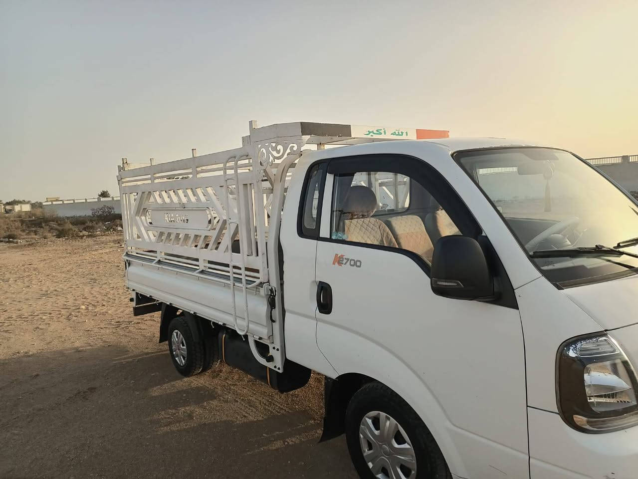 السلام عليكم سياره كيا حمل بنكو للبيع
سياره موديل 2020 مكفوله كفاله عامه ماشيه 140الف 
محرك كير حداديه تبريد كهربائيات خير من الله
رقم بصره الماني سنويه تنتهي 2026بشهر3 مداورثاني يوم مكان السياره ذي قار قضاء كرمت بني سعيد سعر 135وبيه مجال اتصال ***********
