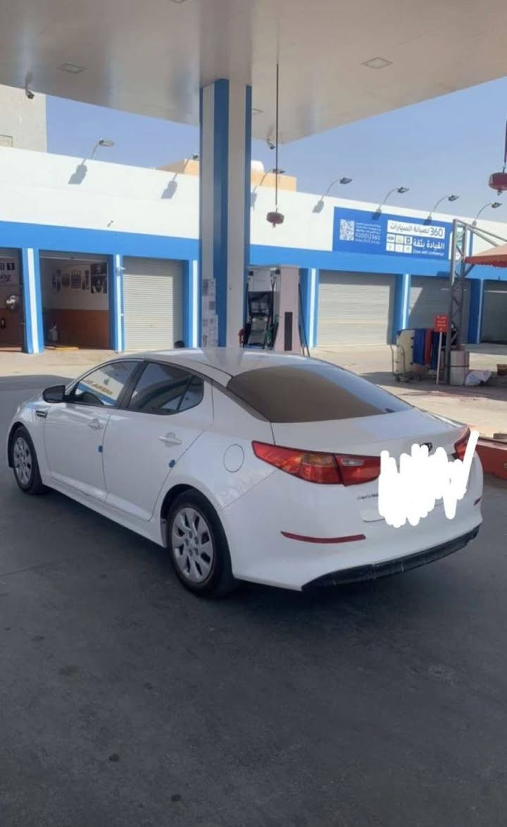 جماعة الخير، المعروضة اليوم Kia Optima خليجي، السيارة بحالة الوكالة ودق سلف واطلع. هاي مواصفاتها للي يدور نظافة:
​المحرك (Engine): سعة 2.4L، محرك قوي ونشط جداً وصوته ناعم.
​ناقل الحركة (Transmission): گير أوتوماتيك 6-Speed مع خاصية الـ Sportmatic.
​المواصفات الخارجية: اللون أبيض ملكي، لايتات عدسة Projector، وجنوط Alloy Wheels بلادية قياس 16.
​نظام التوفير: مجهزة بنظام Active Eco، يعني تمشيك مسافات طويلة وبانزينها قليل.
​التحكم (Controls): ستيرن سحب، تحكم جهتين، وبيها Cruise Control (مثبت سرعة) و Bluetooth للمكالمات.
​الأمان (Safety): نظام المكابح ABS ونظام الاستقرار الإلكتروني ESC، والإيرباغات (Airbags) كلها سليمة.
​التبريد: تبريد ثلج (قطعتين) ينسيك حر الصيف.
​السيارة موجودة بالبابل/الحلة (أو حسب مكانك)، الفحص وين ما تريد، والسيارة مال بيت مو مال "شراية وبياعة".
​السعر١٢٠ ورقه للتواصل ***********
