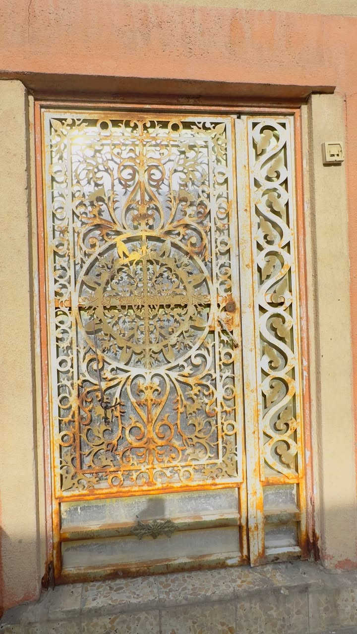 السلام عليكم بيت للبيع بالجمهورية الثالثة بالنص قريب على شارع المكاتب وشارع الاطفاء  طابقين الطابق الارضي يتكون من ديوانيه واستقبال وغرفتين منام ومطبخ وصحيات
اما الطابق الاول يتكون من 3 غرف منام وصاله وصحيات
البيت نظيف الجوه بناء تسعينات بس مرمم اما الفوك بناء جديد 2020 
سعر البيت 230 وبيه مجال للشراي


**إذا كنت صاحب هذا الإعلان وتريد حذفه لأي سبب، رجاءا أرسل رسالة إلى الدعم الفني**