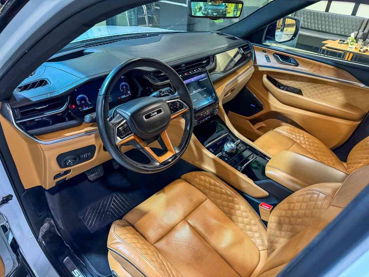 jeep grand cherokee summit reserve  2023 هارلم
جيب سومت ريزرف اعلى الموصفات موجودة بل وكالة 
وبسعر جدا حصري ومناسب اتصل وتدلل 
***********
ماشية 73KM الف
موصفات خيالية شكو ابالك موجود بيها 
-مساج
-تدفئة 
-تبريد 
-بانورما 
-دادشو 
-ثلاث شاشات امامية 
-منظور ليلي رادارد قيادة شبة ذاتية فول يعني 
-خزن بل كشنات 
-ستائر خلفية 
-نظام تعليق هوائي 
-مراية كامرة 
-وضعيات قيادة 
-كيج ديجتال 
-سماعات بوز 
وبعد هواي موصفات الكل يعرف هذا فئة ما ينقصة اي شي من موصفات
