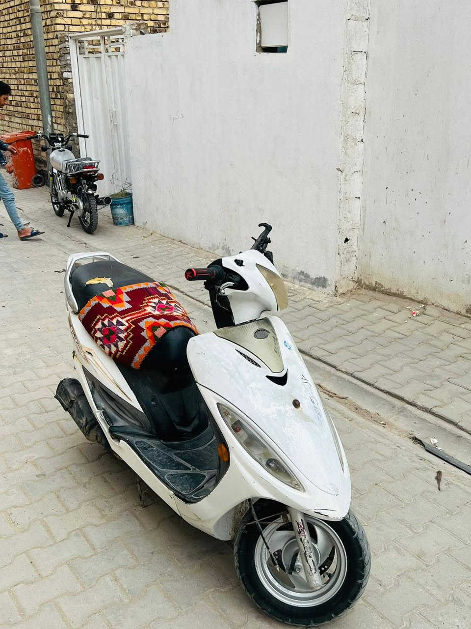 السلام عليكم 
كامكو جي فور للبيع 
درجه نكره سلف ماانقصه اي شي
نكره سلف بكل وقت هندر شغال
كهربائية كله شغاله درجه خرسه وملاح فول مابيه شي مبدل 
مكان نجف كوفه يم مسجد السهله 
سعر ٤٠٠ وبيه مجال للطيبين
رقم موبيل***********
