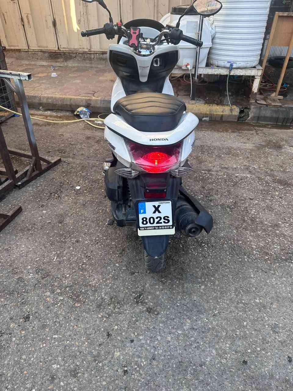 لسلام عليكم pcx جيل اول محرك 150 دراجة ع فحص وين متريد بية قطعتين رش فقط الباقي كفالة السعر ١٢ ونص مكاني كوت مركز ***********ماشية 69
