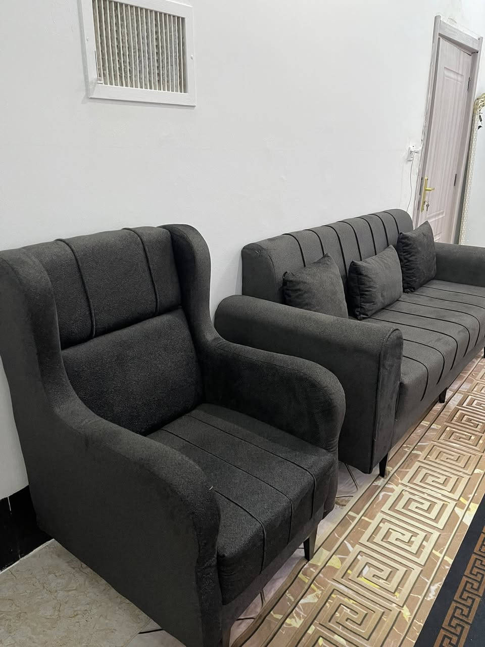 تخم قنفات للبيع 10 مقاعد  اثنين ثلاثي -واحد ثناني - اثنين كراسي + 8 كوشات ويه _ صار اسبوع من ماخدته اريده ب 575 بيه مجال  مكاني كركوك للاستفسار اتصال ع رقم  ***********
