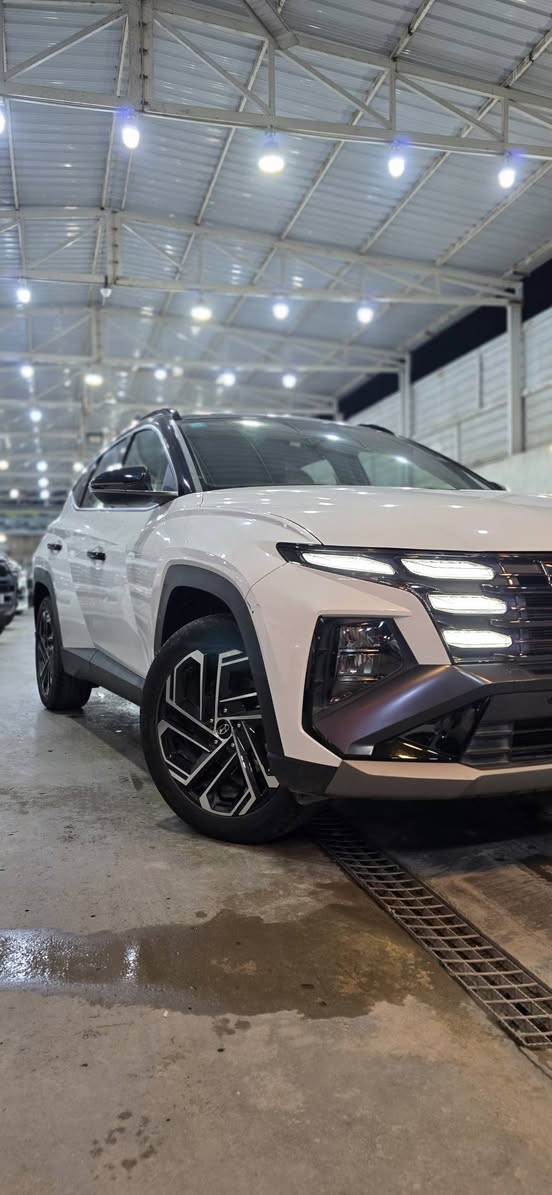 توسان 2025 رقم بغداد انكليزي 
سياره مكفوله عام  
سياره تو كلر بلادي 
ماشيه 21الف
مواصفات فول للاخير عده البانروما 
بصمه تشغيل وابواب 
حساسات امامي خلفي 
شحن وايرلس 
دشبول شاشات 
داخل ابيض 
هاند بريك بصمه 
جنطه كهرباء 
تشغيل عن بعد
اوتو هولد 
قطعتين تبريد 
بردات خلفيه 
كامره خلفيه 
اشاير بل مري 
مري شفط 
لدات + زنون 
سياره فول عده البانروما 
ومكفوله حيل نظيفه 
سعر 243 بيها مجال بسيط 

مكان بغداد 
***********
