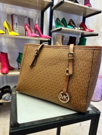 توفر احذيه نسائيه ماركات وجنط تصفيه محل   للاستفسار خاص او اتصال بيع ج...