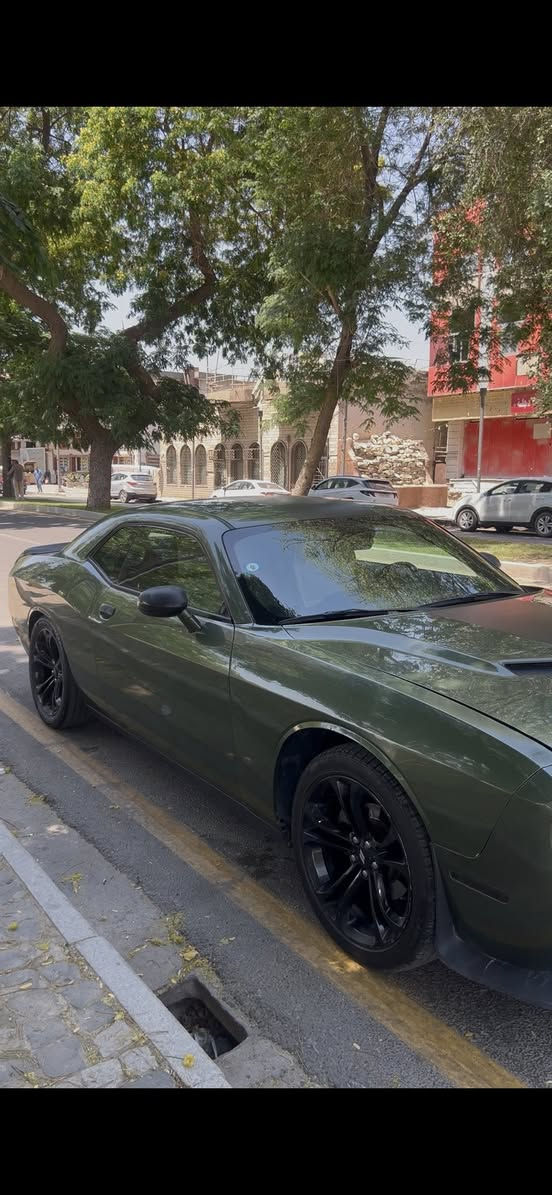 للبيع دودج جالنجر SXT موديل 2018 🔥
للناس الي تدور الهيبة، الشكل الرياضي، والأداء المرتب… فرصة ما تتعوّض.
سيارة استخدام شخصي ومحافظ عليها جداً، نظيفة من الداخل والخارج، وكلشي بيها مرتب وتخبل على الطبيعة.

الجالنجر معروفة بفخامتها وشكلها العدواني وصوتها وهيبتها بالشارع، وهاي السيارة تحديداً بحالة ممتازة وما تحتاج أي صرف، مجرد تركب وتمشي.

✅ موديل: 2018
✅ الفئة: SXT
✅ محرك قوي وأداء ممتاز
✅ قير ناعم وتبديل مرتب
✅ تبريد ممتاز
✅ داخلية نظيفة جداً
✅ شاشة وكامرة ومواصفات مرتبة
✅ إطارات وبطارية بحالة جيدة
✅ السيارة مريحة بالسواقة وثباتها ممتاز بالطريق
✅ استخدام مرتب جداً والمحافظة واضحة عليها
✅ السيارة ما بيها قطرة صبغ، فقط بارد

السيارة تخدم يومي وسفر وشكلها ملفت بكل مكان، ومناسبة للي يحب السيارات الرياضية الأنيقة بدون مشاكل أو تعب.

ما بيها أي مشاكل ميكانيكية والحمدلله، والفحص خير دليل.
والسيارة ما محتاجة غير صاحب نصيب.

📍الموقع: بغداد / الزعفرانية
📞 للاستفسار والتفاصيل أكثر مراسلة خاص أو اتصال: ***********

رجاءً غير الجادين لا
