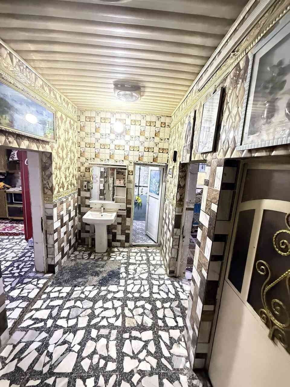 سلام عليكم
بيت مساحة ١٤٤ متر
طابق ونص ٣ غرف والرابعه غرفة جبيره سكف ساندويج
بيت مرتب مدينه الصدر قطاع ٣٢ اول فرع على شارع جوادر مال مريدي سعرة ١٩٥ 
رقم الهاتف ***********
رقم ثاني ***********
