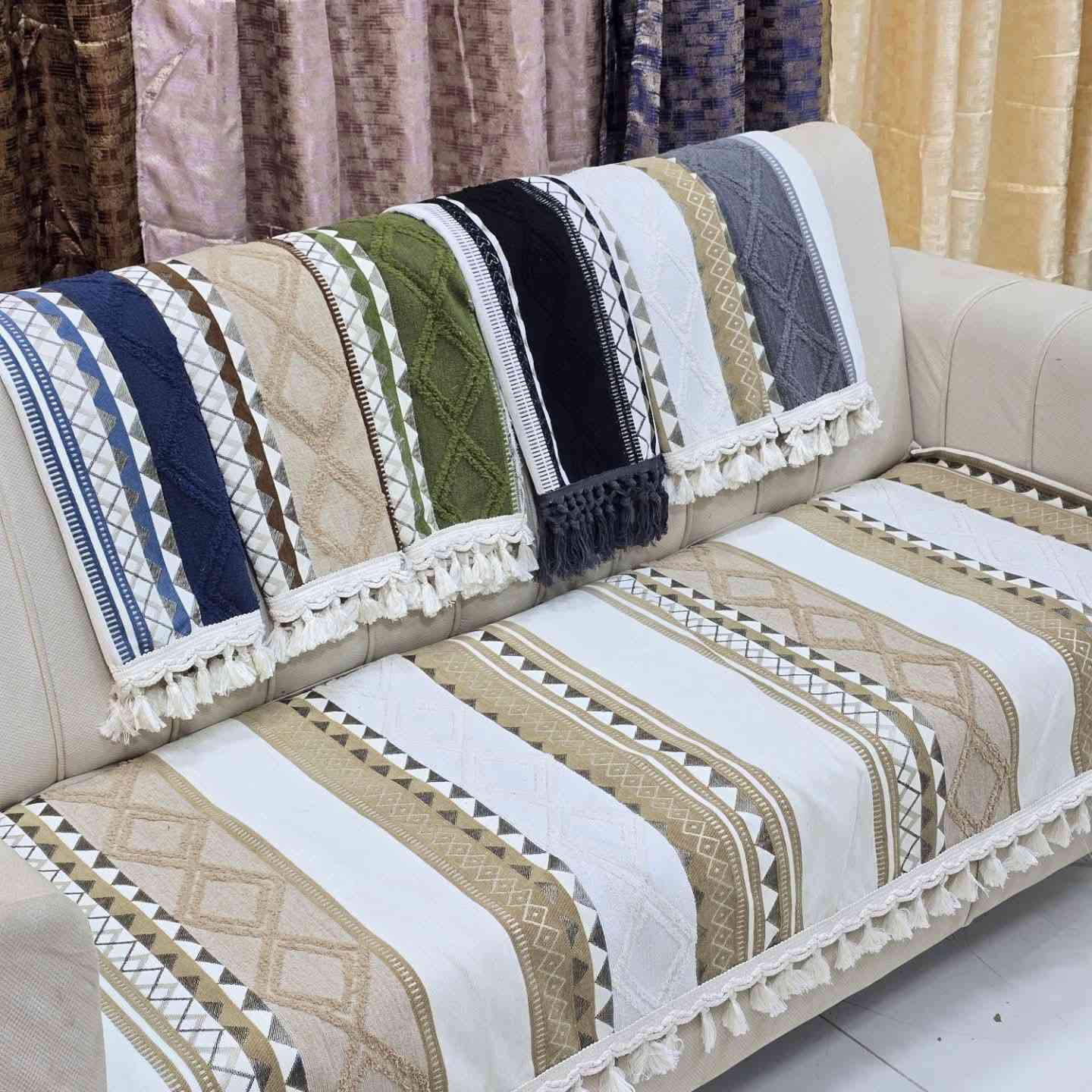 تشكيله مفارش تخم امتار حسب طلب
القماش اصلي درجه اولى
الضهر محبب سيلكون مانع تزحلق 
العرض 85 سم
ماعليكم بس تراسلونه وتدللون
التوصيل كافه محافظات 5 الف
عروض وتخفيضات على القياسات كبيره


**إذا كنت صاحب هذا الإعلان وتريد حذفه لأي سبب، رجاءا أرسل رسالة إلى الدعم الفني**