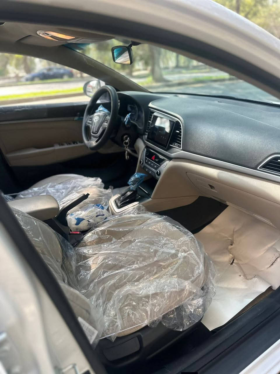 هيونداي النترا 2018 خليجي  فول 1/1 عده البصمه
السياره عل شرط بعدهه بفابلون الشركه ونايلون الشركه 
ماشيه  63الف كشنات جلد اصلي فتحه سلايت  
فول تحكم استيرن مري شفط وترحيب 
شاشه جبيره  داخل صاج 
قطعتين تبريد 
نضام سبورت 
حساس اصلي 
ويل 16 تخم تاير جديد والسبير منازل 
يدات نيكل 
محرك 2000 دوش 
اربعه دسك 

السياره جديده كفاله عامه عده بارد  
هزه وسنويه جديده بسمي 
مكان السياره بغداد 

رقم صاحب السيارة 
***********
