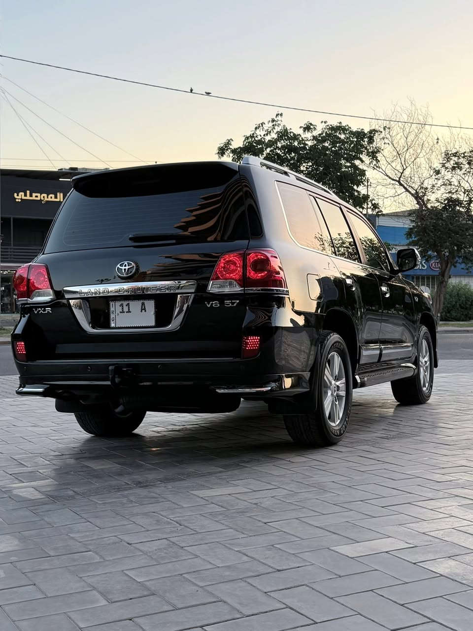 لاندكروزر VXR 2012 5700
السيارة جديدة جداً 
المكان: بغداد

 التفاصيل العامة
المحرك: 8 سلندر (V8) - الكير والمحرك بشرط الفحص (لم يفتح سابقاً).
المسافة المقطوعة: 128,000 كم فقط.

المواصفات (Full Option) مواصفات لكزز
التقنيات: 
شاشة كبيرة (لمس)، 3 شاشات، 
كاميرات ٣٦٠ ، نظام تشغيل عن بعد، خمسة بصمات .

الراحة والداخلية: 
كشنات جلد كهرباء عدد ٢ 
كرسي السائق تخزين ٣ دكم ، كشنات تدفئة وتبريد ، 
تبريد مركزي ، ثلاجة، فتحة سقف (سلايت)، شاحن موبايل ، جنطة كهربائية شفط ، مري شفط - ناطقة - جكات توازن - نظام الصوت ودمام معروف مال vxr - ستيرن نظام ترحيب عند التشغيل - دبل شمسيه - تحكم مقود جهتين 

الأمان: ايرباكات عدد 8 + نظام ABS - جكات توازن 
كورس مثبت سرعه -طفاية ، انظمة قيادة ،حساسات كاملة، فورويل (4WD)، ليد زينون.
التحكم: تحكم ستيرن، هوك خلفي، وكل شيء في السيارة بحالة البلاد (لوك).
تخم تاير (دنلوب) أصلي 
السياره كلش نظيفه من الداخل والخارج

السيارة كفالة عامة من الصبغ
تبديل بنيد اصلي نفس اللون بسبب نكراش
+  جاملغ عكس سايق مطابق 
باقي مكفولة كفالة عامة من "الدعامية للدعامية" 

الرقم: بغداد شبه مميز اربعه ارقام - هزه جديدة
التحويل: السنوية باسمي التحويل في نفس اليوم.
السيارة لا تحتاج إلى "دينار واحد" مصرف.
 

السعر 36,800 $
📍مكان السيارة بغداد الكرخ 
 للتواصل والاستفسار
اتصل الآن مباشرة: ***********
