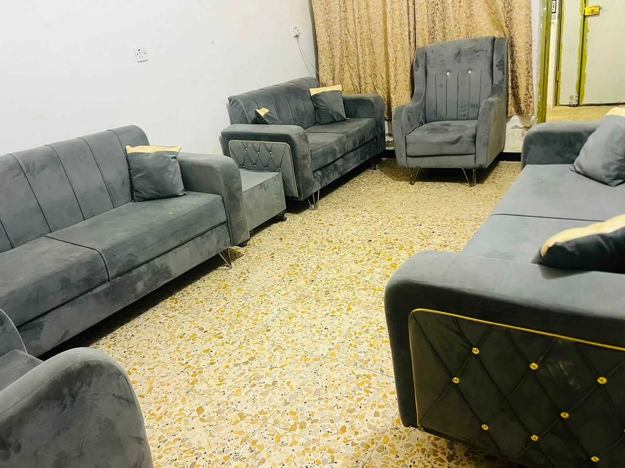 سلام عليكم تخم عشره مقعد بدون اي ضرر مكان مدينت الصدر سعر ٢٥٠واتساب***********
