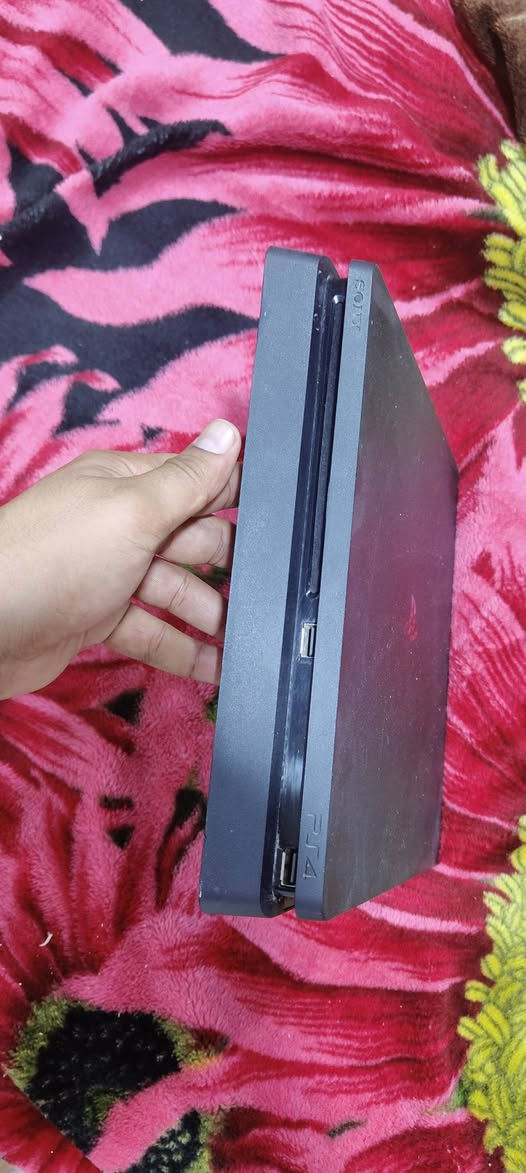 السلام عليكم اخواني Play station 4 مهكر نظام 9
الجهاز مرتب ونظيف 500 كيكا
ملحقاته : 
كيبل HD 2.1  4K
كيبل كهرباء
 كيبل شحن 3 متر
هارد 320 العاب بلي 2
3 جويستك اصلي 
رقمي *********** قليل متواجد نت
 السعر 350

