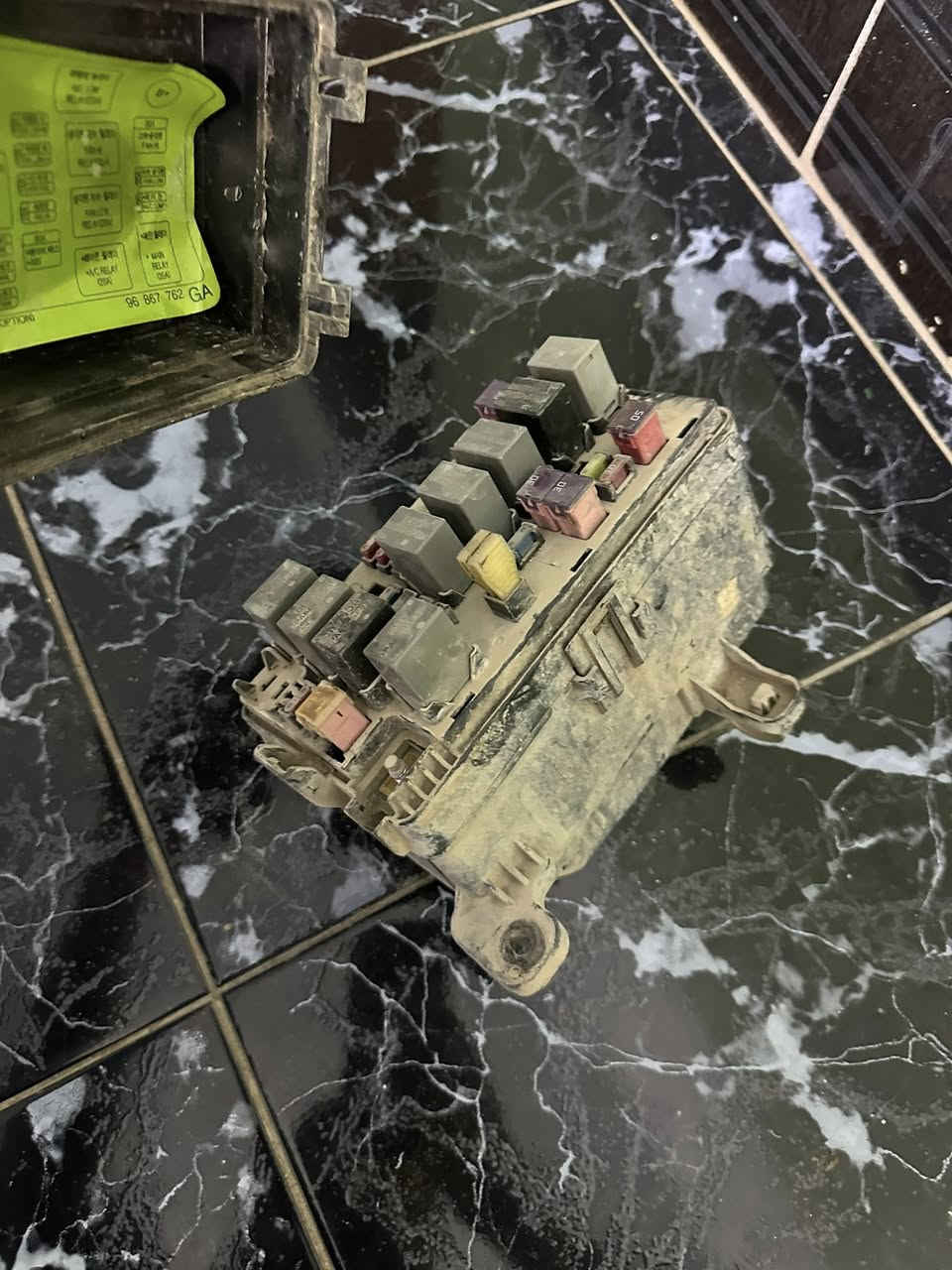 السلام عليكم 
غراض افيو للبيع
عقل وضفيرة مال محرك + الكير 
قاعدة فيوزات 
مجول
بنيد
قبق جنطة
شاشة دشبول 
باب يمنى خلف الصدر 
ودواخل كاملة
دبة دهن الكير +مال مي
***********
