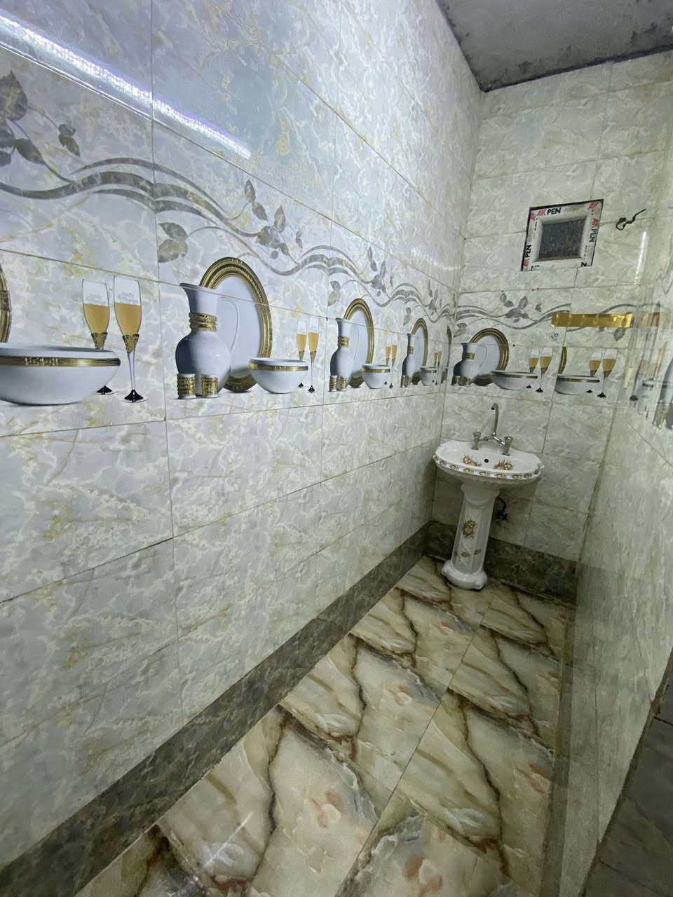 أعاده النشر ❗️
منزل طابق ثاني للأيجار 
البيت مفصول تماماً عن الطابق الأرضي مثل مدشوف البيت نضيف لدرجه بل حياطين تتمره 
سخانك وحد 
خزانات الماء خزانين ابو ال 500L 
واير سحب موجود واصل للبورد 
علماً ان يتوفر انترنيت مجاني 🌟
محتويات البيت : 
غرفه 5x5 
صاله متوسطه المنزل 
استقبال 4x5
خدمات مشتركه وانتو بكرامه 
والصور توضحلكم نضافه البيت 🌿
الموقع 📍(الدورى،الميكانيك، قرب جامع احمد المختار )
الأيجار 325الف  
هـ*********** 
ملاحضه: اني صاحب البيت مو دلال فلتشيل هم عموله العقار
