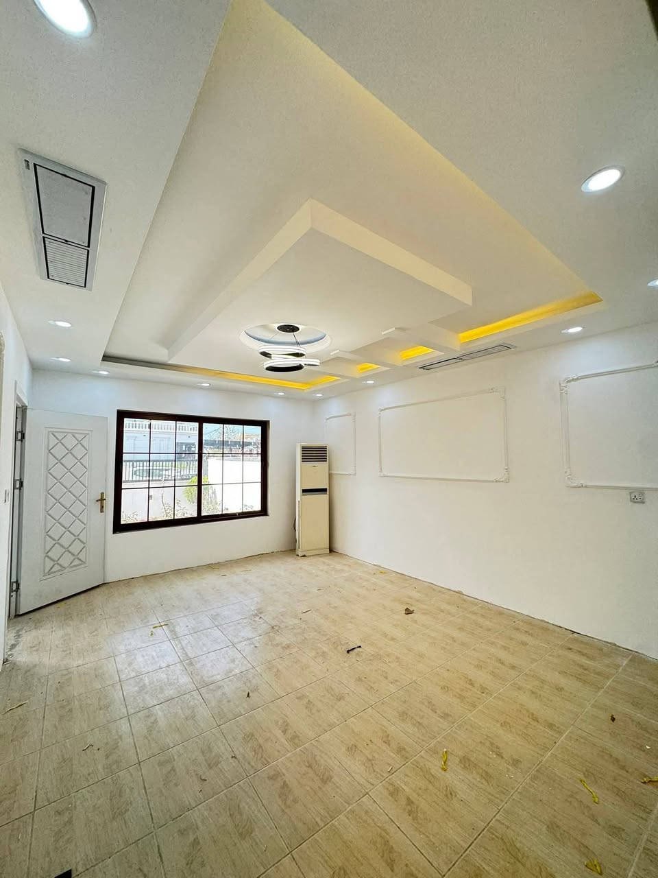 #هولير_ستي 
مساحةً الدار 200م موقع مميز على شارع 15م 
الدار يتكون 
(6)غرف نوم#غرفتين_طابق_ثاني_سويتات
4حمامات 
صالة كبيرة 
مطبخ واسع 
 هول داخلي موزع 
كراج +حديقة كبير 
للاستفسار 

📞***********
📞***********
#عقارات #عقارات_سيفر #عقارات_اربيل #اربيل #بيت
