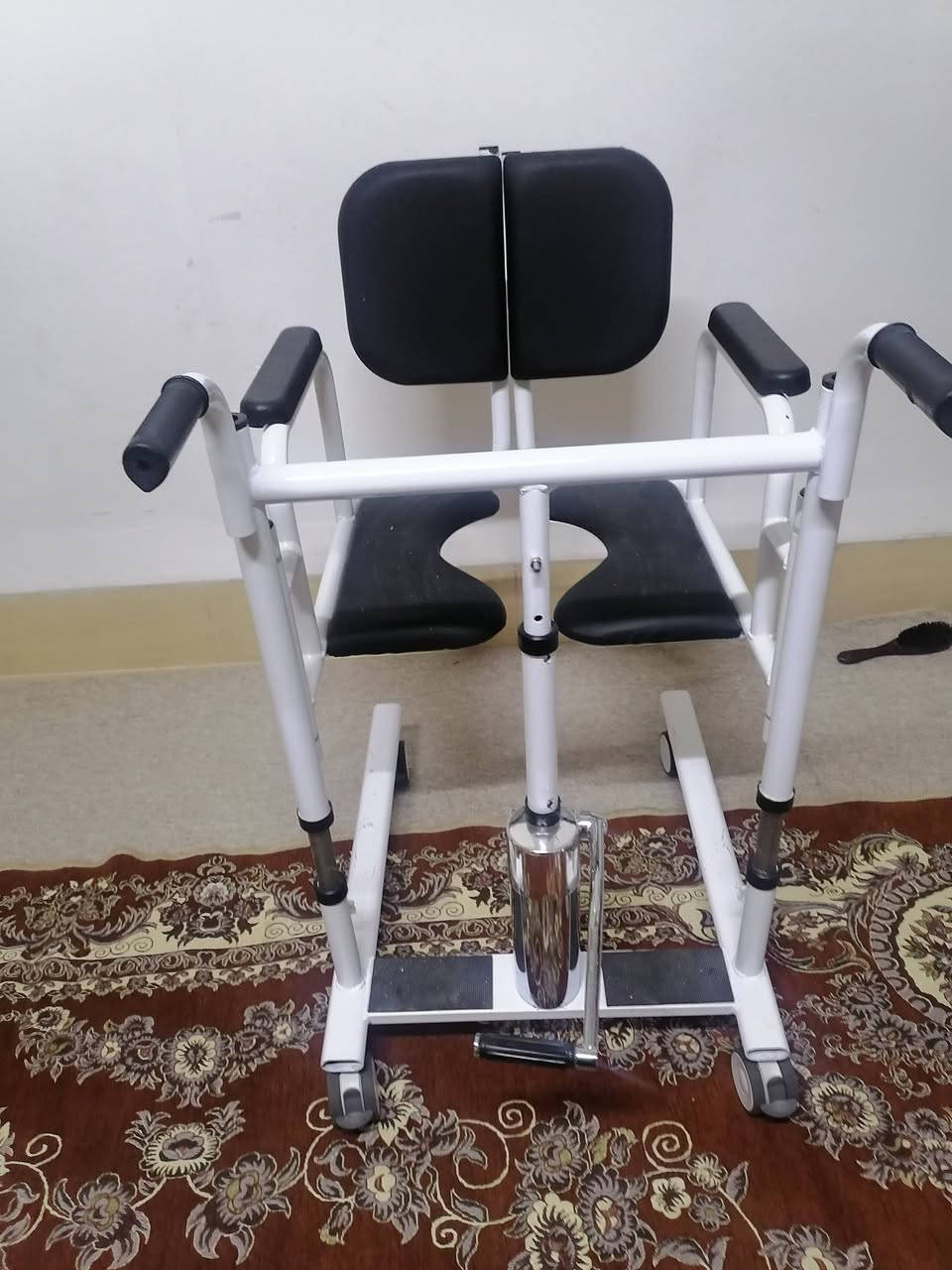 كرسي متحرك قلاب ناقل للمريض وعنده طبلة طعام وقاعدة تواليت للحمام مفيد جدا للمعاق. للبيع... كركوك قادسية ثانية *********** وات ساب موجود والخاص موجود مع تحياتي وتقديري للجميع.
