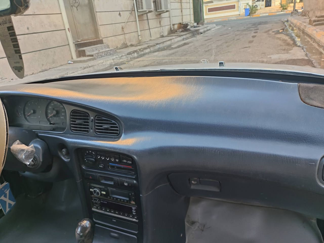 السلام عليكم 
سوناتا تو موديل ١٩٩٤ 
كير عادي محرك ٢٠٠٠ 
مصبوغة عام 
الكمبريسر شغال بس دكمة a/c عاطلة 
صدر جيد 
زوج تاير أمامي جديد 
نوزلات جدد
بلكات و واير بلك جدد 
دينمو جديد
باتري جديد 
السيارة بسمي السنوية تنتهي ٢٠٣١ 
و الهزة تنتهي ب٢٠٢٧ 
***********
السعر ٣٩ وبيها مجال
