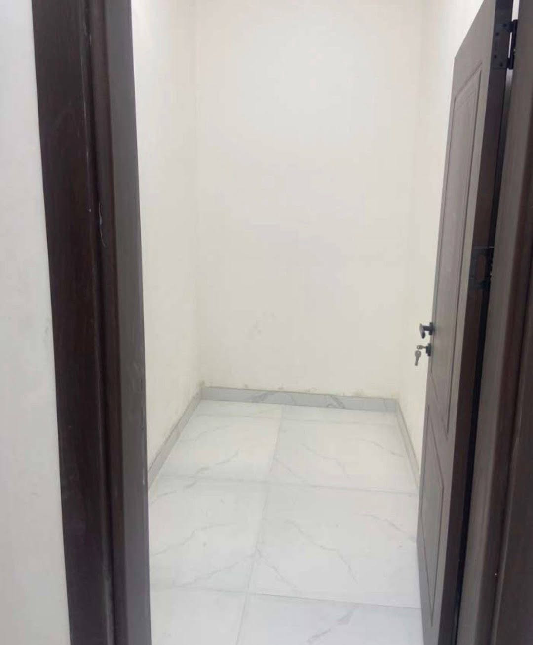 للايجار للايجار

شقه بالحكيميه تتكون من ديوانية 
كبيرة و صاله و مطبخ و حمام و غرفة وحدة و مخزن
سعر الايجار 600 الف قفل
مطلوب عائله صغيره

اي استفسار
***********
