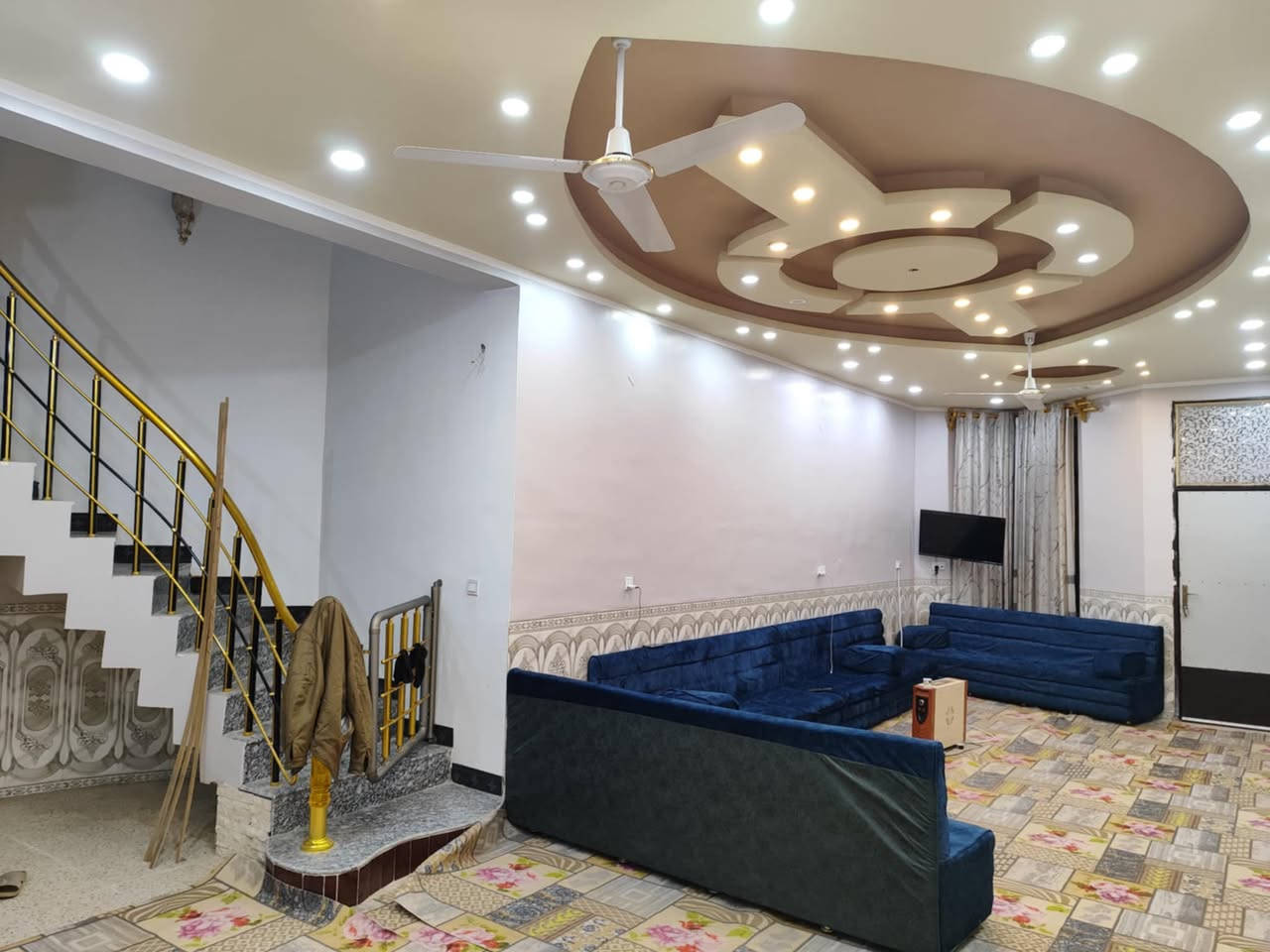 دار للبيع مساحه 400 متر طابو صرف مع محلات باب خارجيه للشقه ***********
