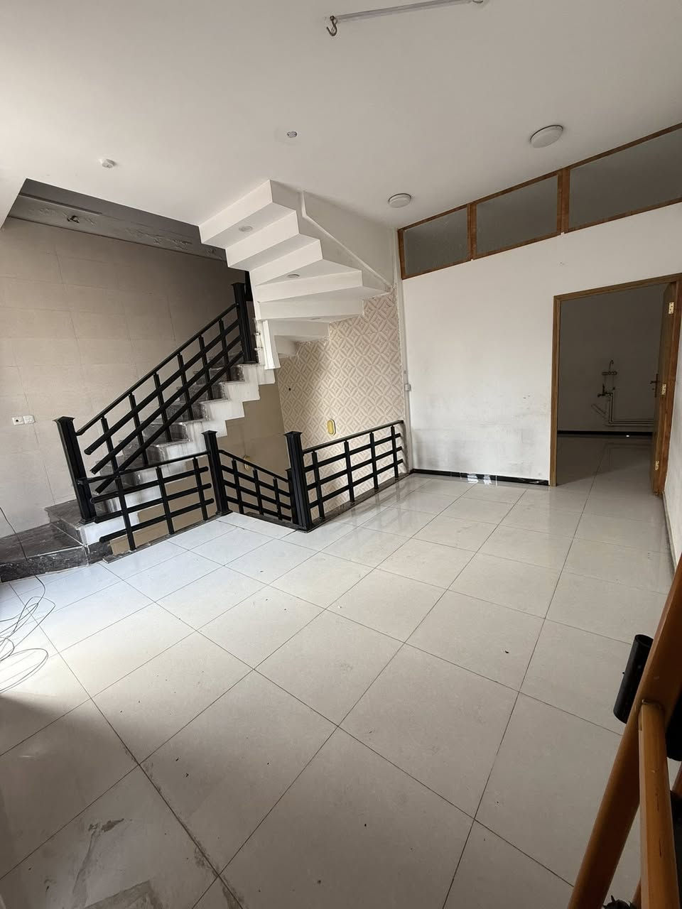 شقة 150 متر طابقين معزولة تماما 2 غرف نوم وصاله وخدمات ***********
