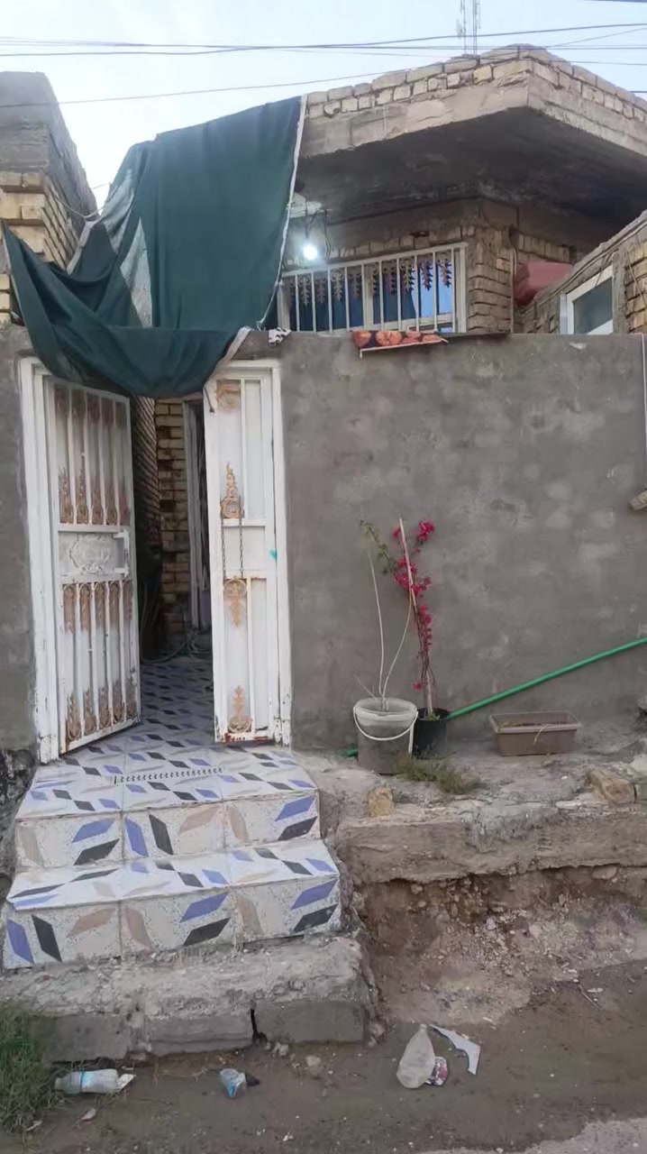 للبيع
بيت طابوصرف
المساحه ٨٠ متر
وجه ٥ م نزال ١٦ م
البناء طابوك كونكريت مسلح
غرفه صاله مطبخ منور جمع صحي خارجي 
الموقع قريب مدرسه البصره 
متوفر كافه الخدمات
للاستفسار
***********
***********واتس
او مراجعه المكتب مكتب احمد النبهاني / عبدالله
